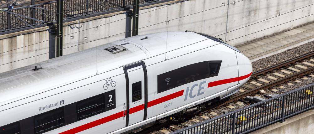 Ein ICE auf dem Weg zum Ulmer Hauptbahnhof.