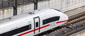 Ein ICE auf dem Weg zum Ulmer Hauptbahnhof. 