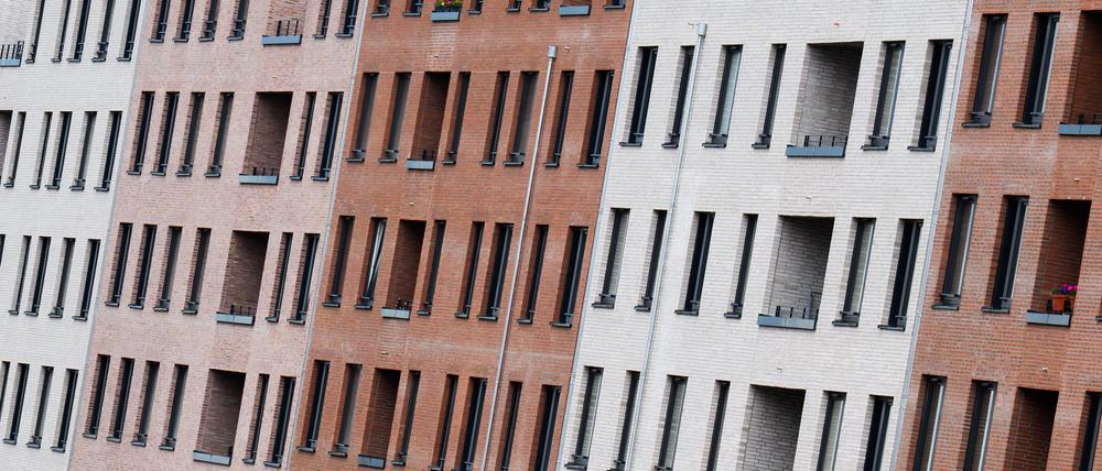 Vor allem in Ballungsräumen ist bezahlbarer Wohnraum knapp. (Archivbild)