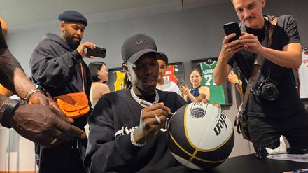 Dennis schreibt in einem Braunschweiger Einkaufszentrum Autogramme und macht Selfies mit den Fans. 