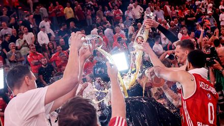 Die Bayern-Basketballer überschütten Coach Herbert mit Bier.