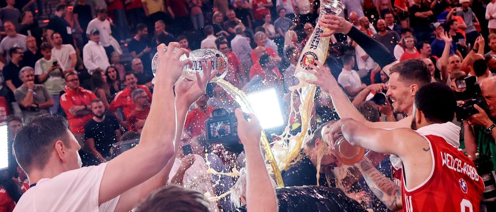 Die Bayern-Basketballer überschütten Coach Herbert mit Bier.