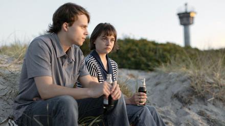 Obwohl Hanna (Lena Urzendowsky) Andreas‘ (Willi Geitmann) Plan, durch die Ostsee zu schwimmen, für Wahnsinn hält, verspricht sie, ihn bei der Flucht zu unterstützen - Szene des Films „Jenseits der blauen Grenze“. 