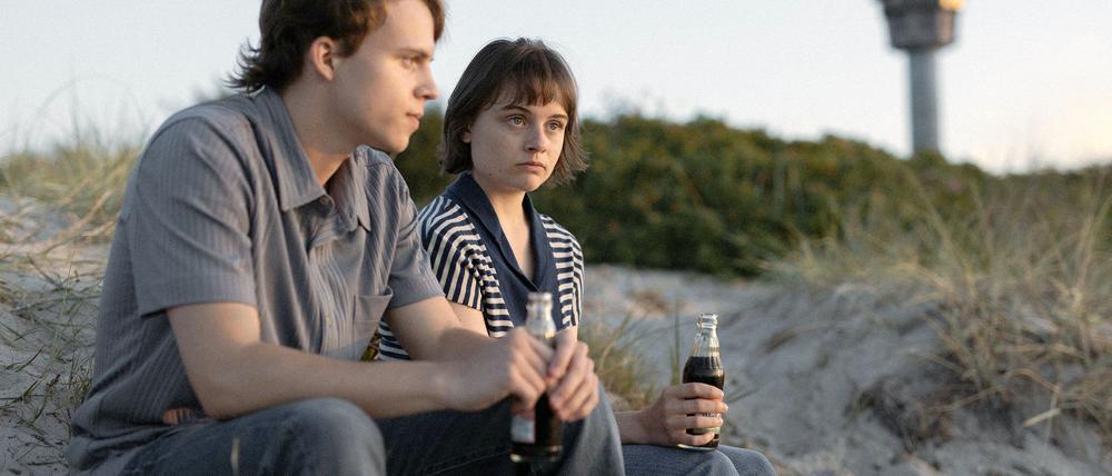 Obwohl Hanna (Lena Urzendowsky) Andreas‘ (Willi Geitmann) Plan, durch die Ostsee zu schwimmen, für Wahnsinn hält, verspricht sie, ihn bei der Flucht zu unterstützen - Szene des Films „Jenseits der blauen Grenze“. 