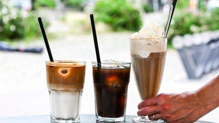 Iced Latte, Iced Coffee (also Kaffee mit Eiswürfeln) und klassischer Eiskaffee mit Vanilleeis und Sahne - präsentiert in einem Berliner Café.