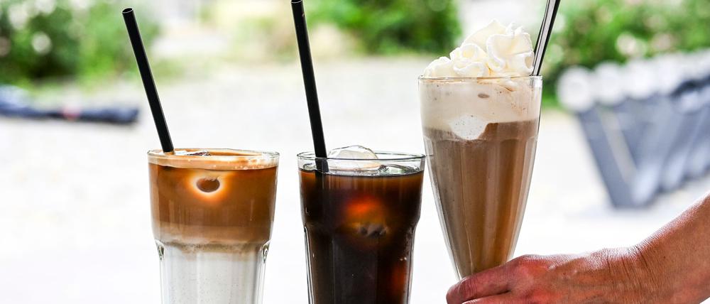 Iced Latte, Iced Coffee (also Kaffee mit Eiswürfeln) und klassischer Eiskaffee mit Vanilleeis und Sahne - präsentiert in einem Berliner Café.