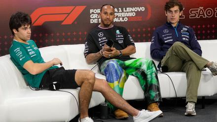 Lewis Hamilton (m) nahm Franco Colapinto (r) in seinem Flieger mit.