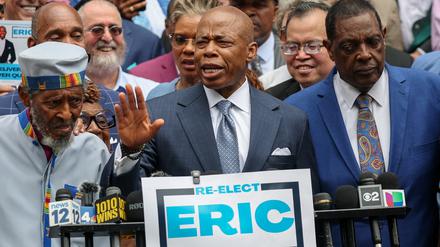 Eric Adams, Bürgermeister von New York, spricht bei einer Veranstaltung. 