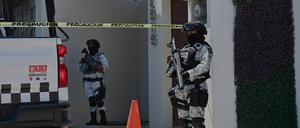 Ein Polizist in Mexiko bewacht ein Haus.