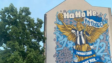 Das Wandgemälde mit Hertha-Trikot in Kreuzberg. 