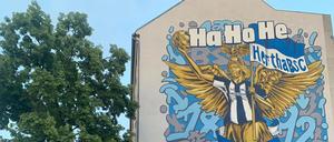 Das Wandgemälde mit Hertha-Trikot in Kreuzberg. 
