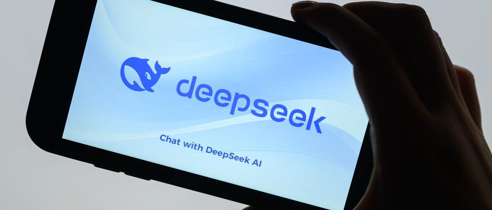 Die KI-App von DeepSeek soll wegen Verstößen gegen europäisches Recht aus den App-Stores von Apple und Google fliegen. (Archivbild)