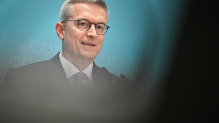 Digitalminister Wildberger hat sich dafür ausgesprochen, das europäische Digitalgesetz DSA konsequent durchzusetzen. (Archivbild)