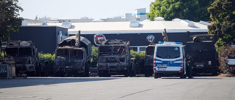 Sind diese Lastwagen von russischen Akteuren in Brand gesetzt worden? Die Staatsanwaltschaft ermittelt. 