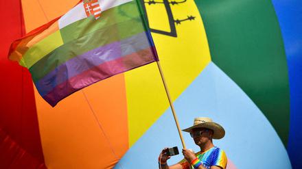 Eine Person nimmt am 23. Juli 2022 an der Budapest Pride Parade in Budapest, Ungarn, teil.