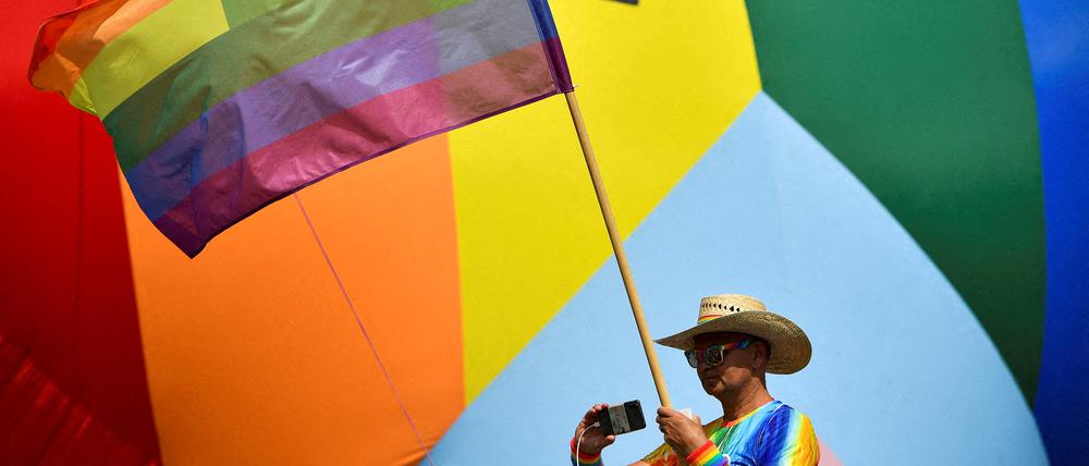 Eine Person nimmt am 23. Juli 2022 an der Budapest Pride Parade in Budapest, Ungarn, teil.