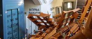 Herausgerissene Stuhlreihen liegen im Treppenhaus zum Emil-Fischer-Hörsaal.
