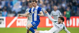Mehmet-Can Aydin von FC Schalke (r) kämpft gegen Berlins Pascal Klemens (l) um den Ball. 