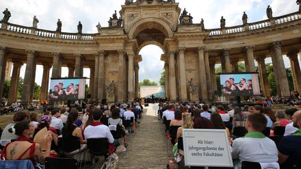 Tolle Kulisse: Die Abschlussfeier 2025 der Uni Potsdam am Neuen Palais.  