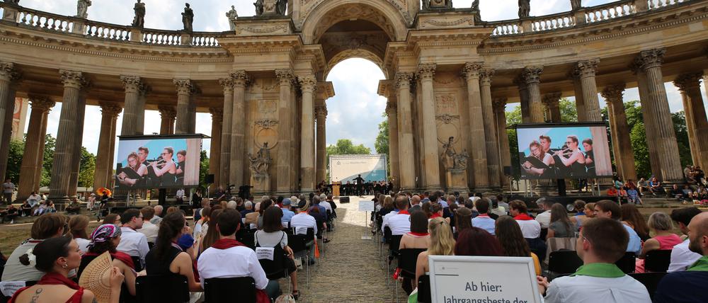 Tolle Kulisse: Die Abschlussfeier 2025 der Uni Potsdam am Neuen Palais.  