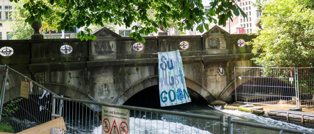Seit dem Unfalltod einer Surferin am 17. April war die Eisbachwelle in München gesperrt.