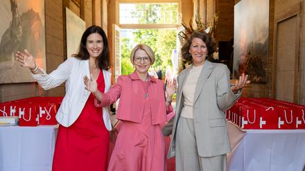 Nationalratspräsidentin Maja Riniker, Botschafterin Livia Leu, Staatssekretärin Dörte Dinger vom Bundespräsidialamt.