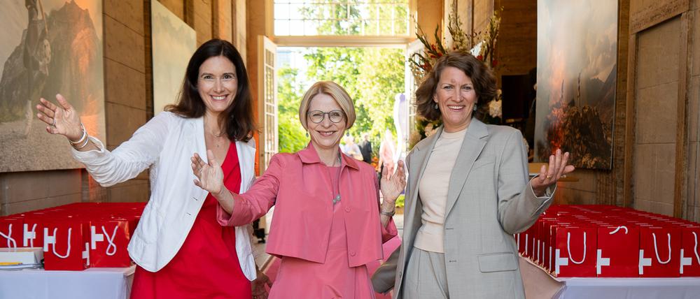 Nationalratspräsidentin Maja Riniker, Botschafterin Livia Leu, Staatssekretärin Dörte Dinger vom Bundespräsidialamt.