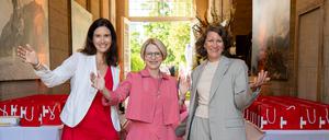 Nationalratspräsidentin Maja Riniker, Botschafterin Livia Leu, Staatssekretärin Dörte Dinger vom Bundespräsidialamt.