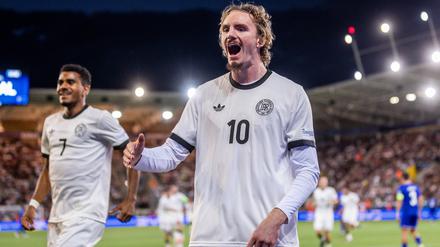 Nick Woltemade jubelt mit Ansgar Knauff bei der UEFA U21-Europameisterschaft.