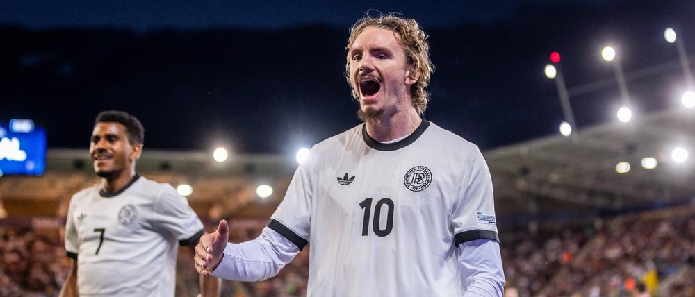 Nick Woltemade jubelt mit Ansgar Knauff bei der UEFA U21-Europameisterschaft.