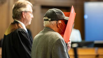 Der Angeklagte (r.) vor Prozessbeginn mit seinem Anwalt im Gerichtssaal.