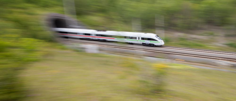 ICE kommt aus dem Tunnel gefahren. 