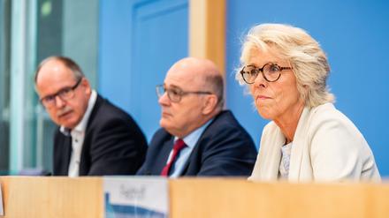 Kommissionschefin Christiane Schönefeld, Arbeitgeber-Verhandlungsführer Steffen Kampeter (M) und Gewerkschaftsverhandlungsführer Stefan Körzell sind sich einig beim Mindestlohn.