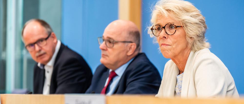 Kommissionschefin Christiane Schönefeld, Arbeitgeber-Verhandlungsführer Steffen Kampeter (M) und Gewerkschaftsverhandlungsführer Stefan Körzell sind sich einig beim Mindestlohn.
