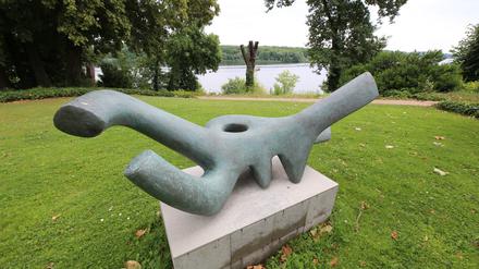 „Fragen zur Natur“. Im Park der Villa Jacobs sind elf Skulpturen und in Nebengebäuden über zwanzig kleinere Werke aus dem Nachlass von Karl Hartung zu sehen. 