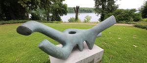 „Fragen zur Natur“. Im Park der Villa Jacobs sind elf Skulpturen und in Nebengebäuden über zwanzig kleinere Werke aus dem Nachlass von Karl Hartung zu sehen. 