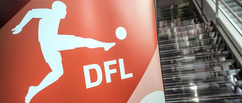 Ein Logo der DFL Deutsche Fußball Liga GmbH weist in einem Frankfurter Hotel den Weg zur außerordentlichen DFL-Mitgliederversammlung. 