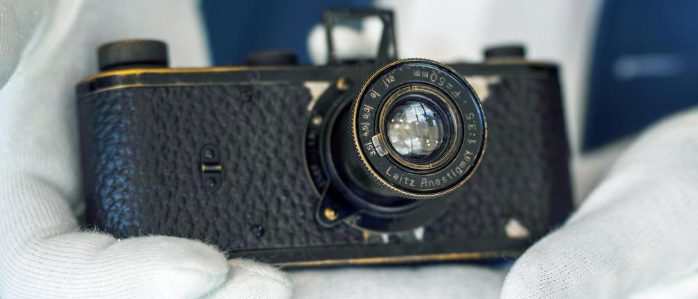 Ein über 100 Jahre alter Prototyp einer Leica-Kleinbildkamera ist bei einer Auktion für 7,2 Millionen Euro versteigert worden.