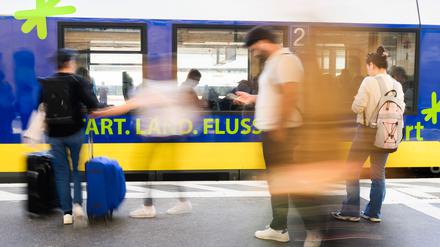 Die Kunden müssen sich gedulden: Die Zukunft des Deutschlandtickets ist weiter ungewiss. 
