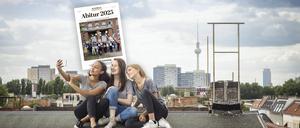 Nach dem Abitur stehen alle Wege offen: Drei junge Frauen auf einem Berliner Hausdach. 