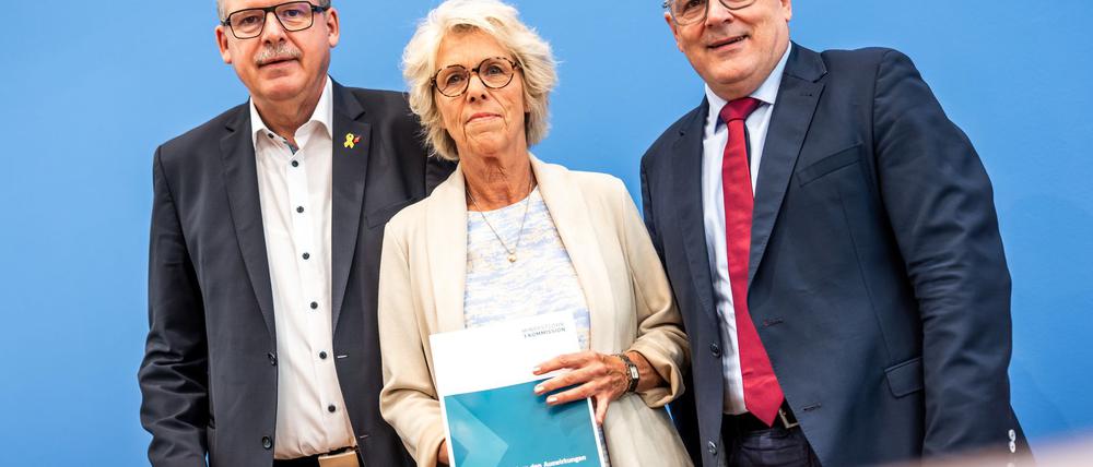 Die Mindestlohnkommission präsentiert das Mindestlohn-Ergebnis. 