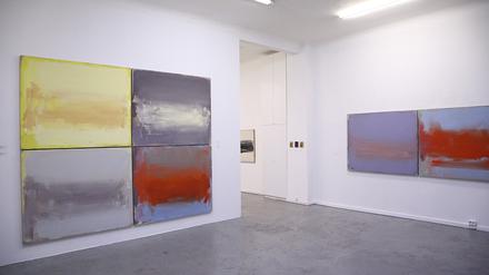Blick in die Ausstellung von Werner Schmidt, im Vordergrund gruppiert sich die Serie „Diaphan“.
