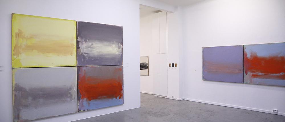 Blick in die Ausstellung von Werner Schmidt, im Vordergrund gruppiert sich die Serie „Diaphan“.