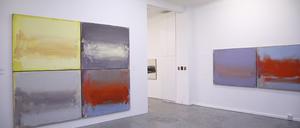 Blick in die Ausstellung von Werner Schmidt, im Vordergrund gruppiert sich die Serie „Diaphan“.