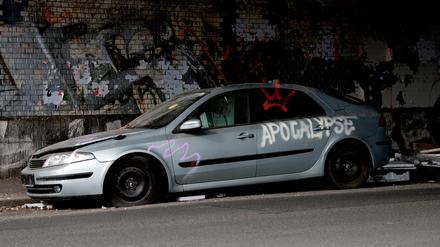 Eines der zahlreichen Autowracks auf Berlins Straßen.