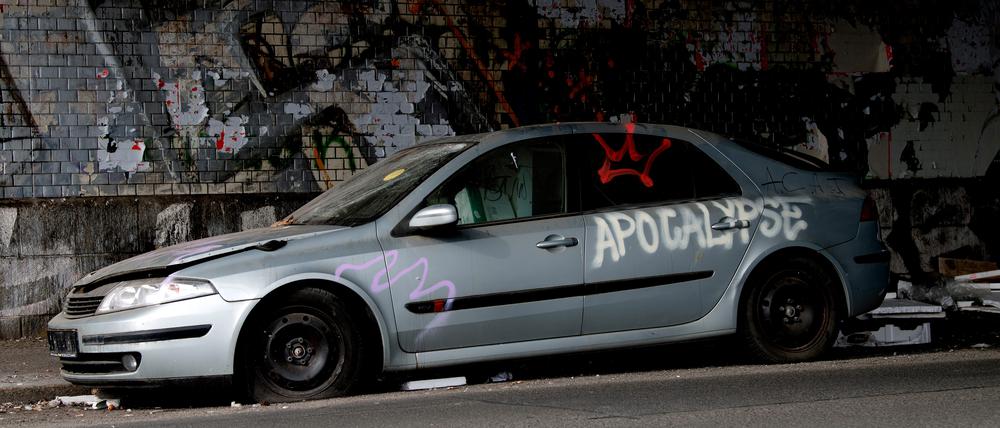 Eines der zahlreichen Autowracks auf Berlins Straßen.