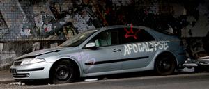 Eines der zahlreichen Autowracks auf Berlins Straßen.