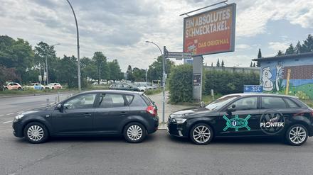 Der Wagen links, Waltersdorfer Chaussee Ecke Schönefelder Straße, blockiert den  Fußweg seit Tagen. Foto: privat