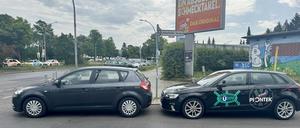 Der Wagen links, Waltersdorfer Chaussee Ecke Schönefelder Straße, blockiert den  Fußweg seit Tagen. Foto: privat