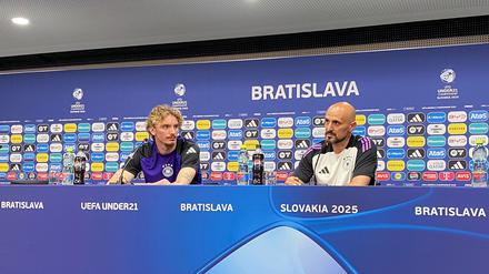 Nick Woltemade (l) freut sich auf das Finale - über den FC Bayern sagte er nichts.